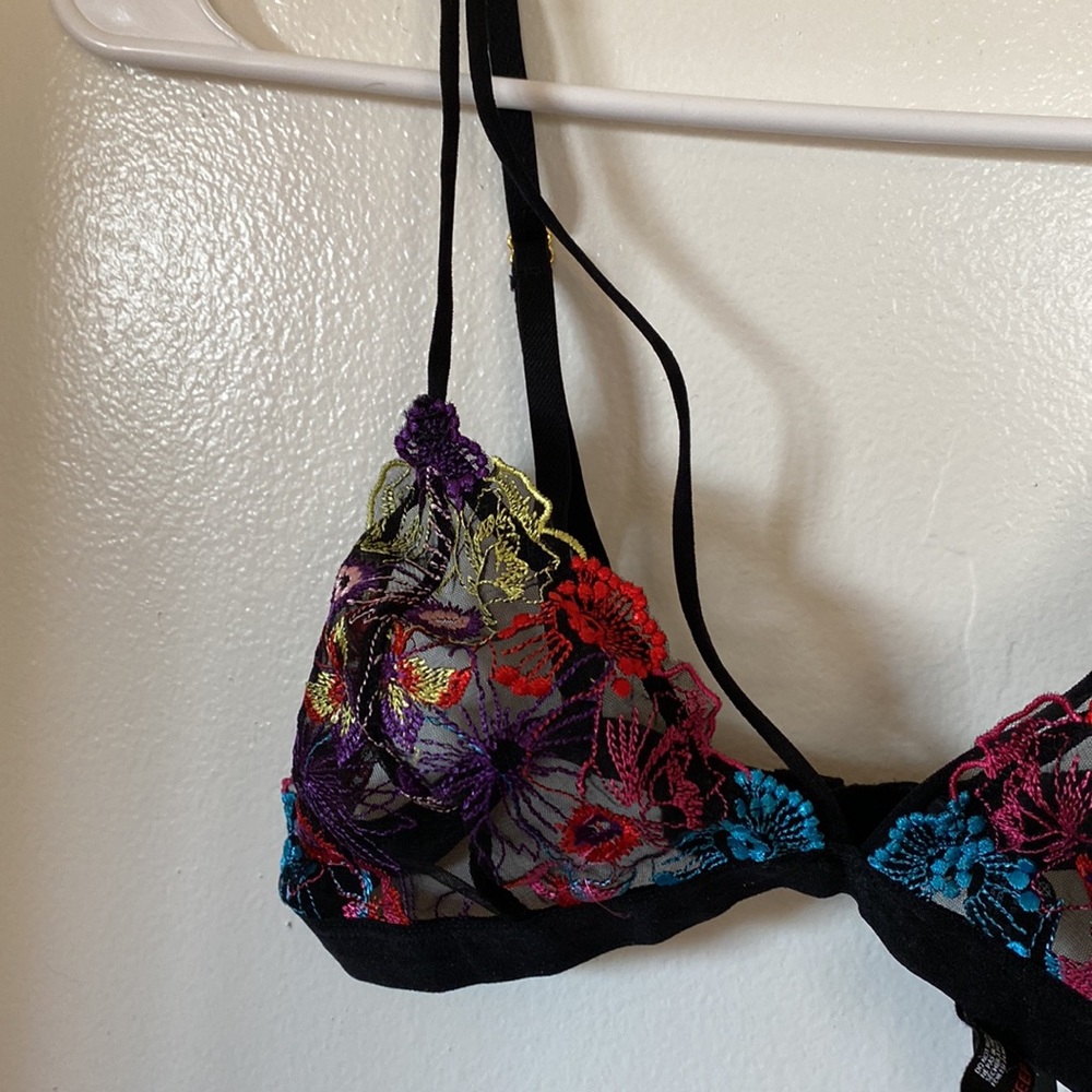 Nwot “Out From Under” Triangular Lacy Bralette Si… - image 5